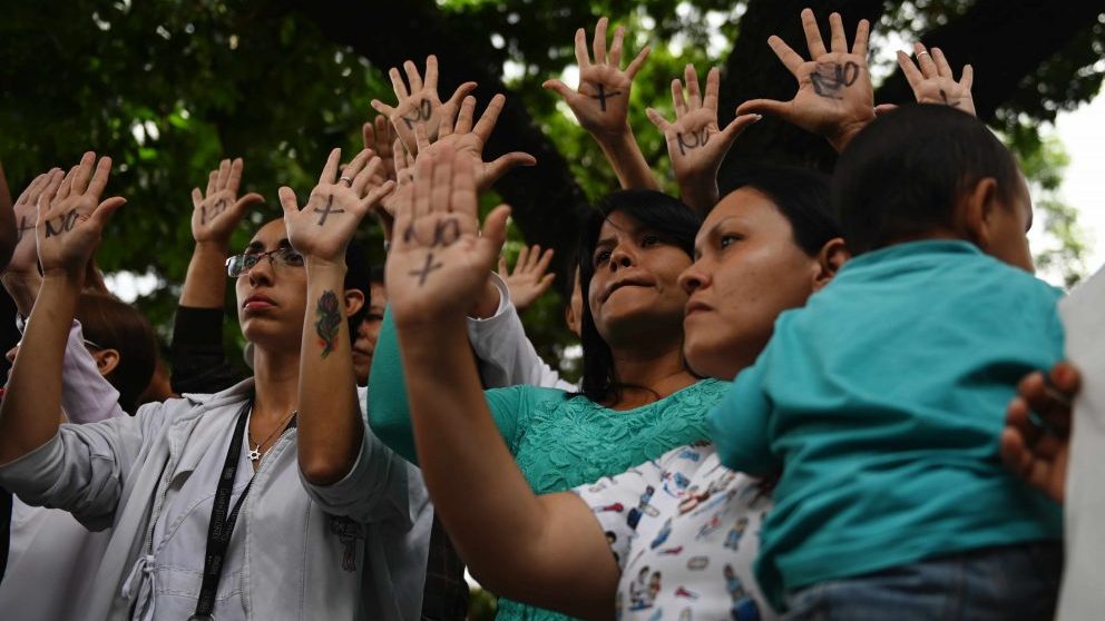 Protestas tras la muerte de niños en los hospitales de Venezuela @AFP