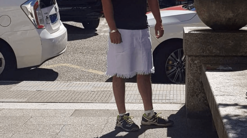 Taxista en Vigo con su falda @RedesSociales