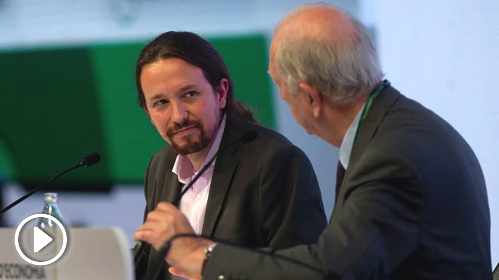 El secretario general de Podemos, Pablo Iglesias (i), escucha al presidente del Circulo de Economía Juan José Bruguera (d) (Foto: Efe)