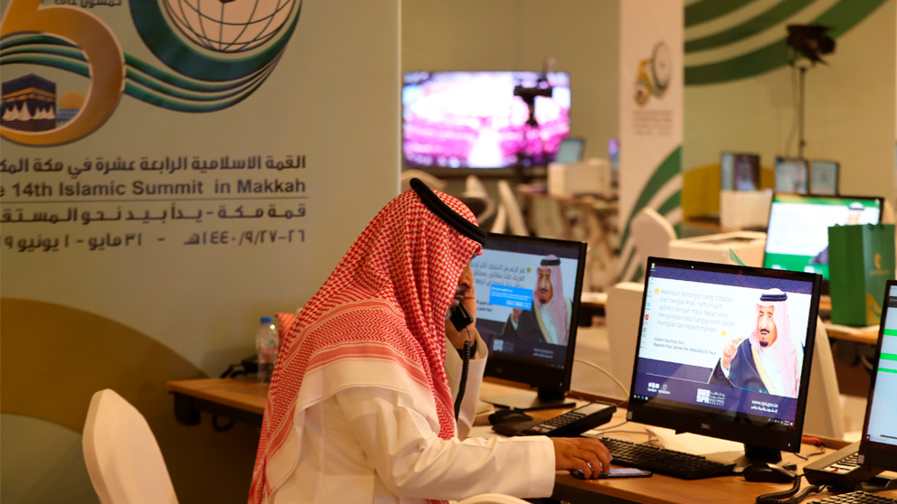 Un periodista trabajando en la cumbre de las naciones islámicas en La Meca (Foto: AFP)
