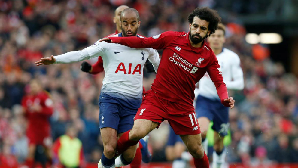 Lucas Moura y Mohamed Salah durante un Tottenham – Liverpool (Reuters)