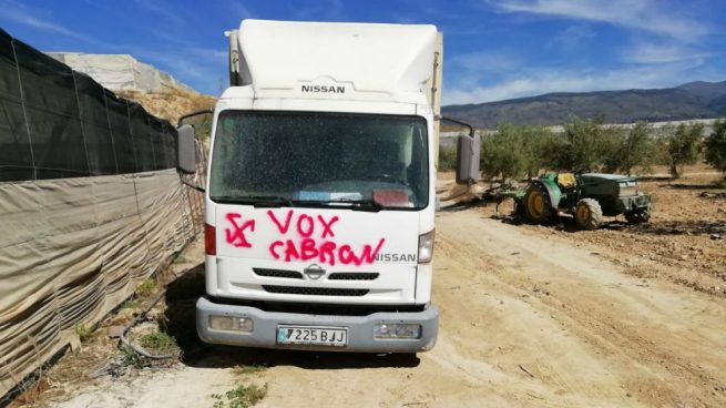 Ruedas rajadas y pintadas de «cabrón»: el vandalismo de Ugíjar (Granada) contra Vox