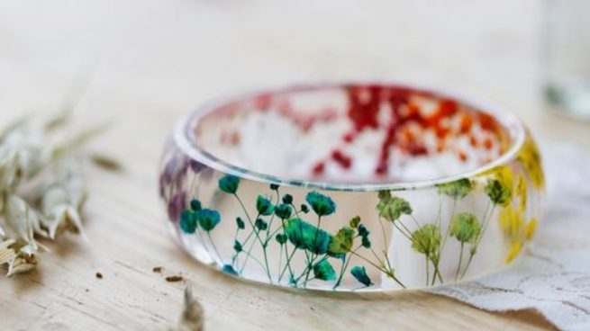 Hacer una pulsera de flores de resina