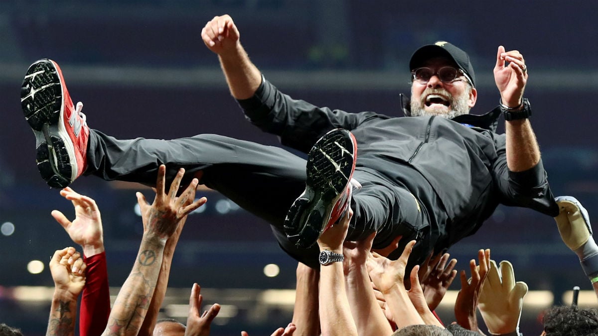 Jurgen Klopp, manteado por sus jugadores tras la final de la Champions. (Getty).