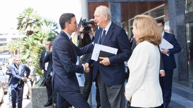 Sánchez, junto a Calviño, saludando a su llegada al presidente del Círculo de Economía Juan José Bruguera. Foto: Joan Guirado