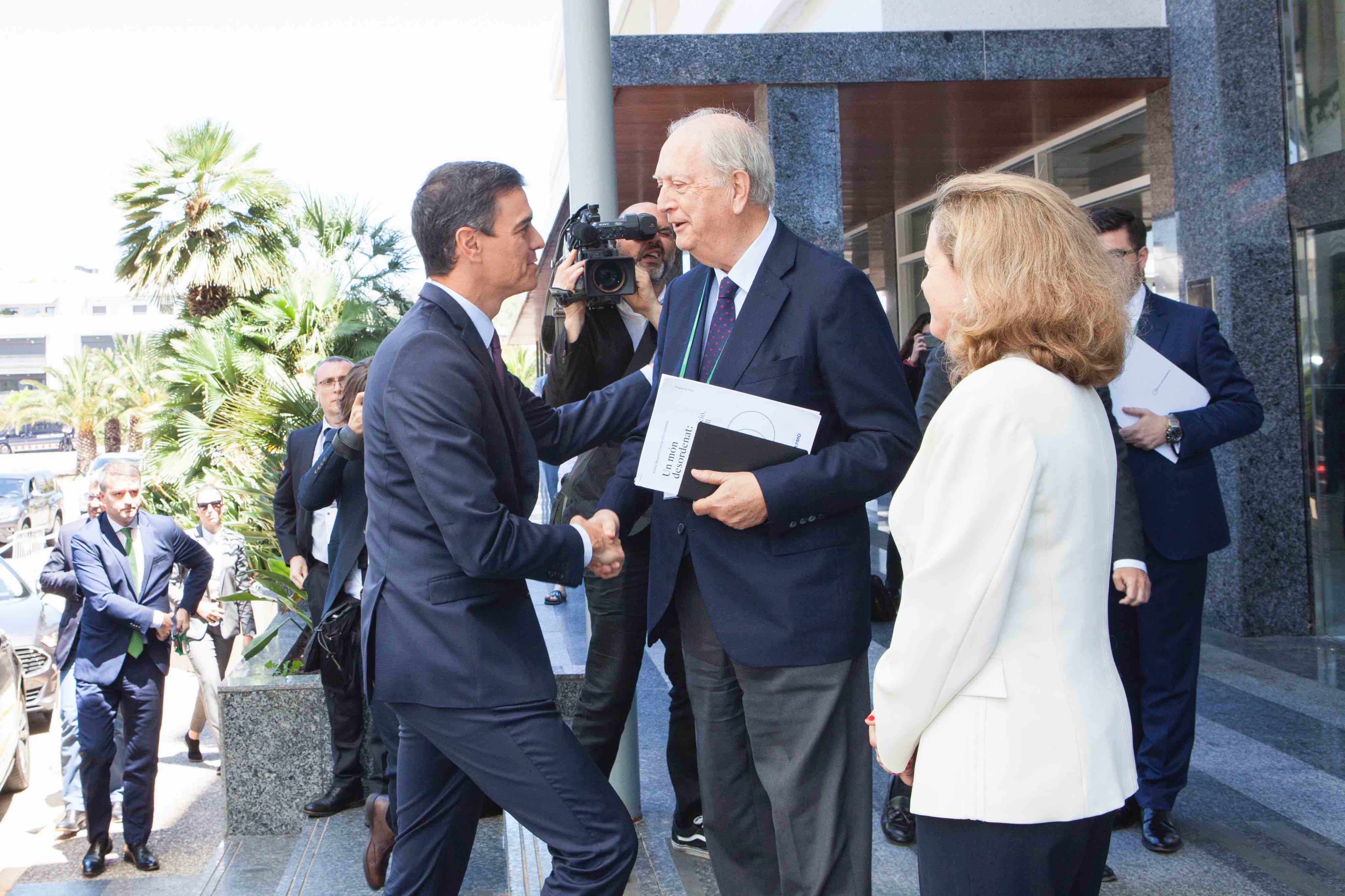 Sánchez, junto a Calviño, saludando a su llegada al presidente del Círculo de Economía Juan José Bruguera. Foto: Joan Guirado