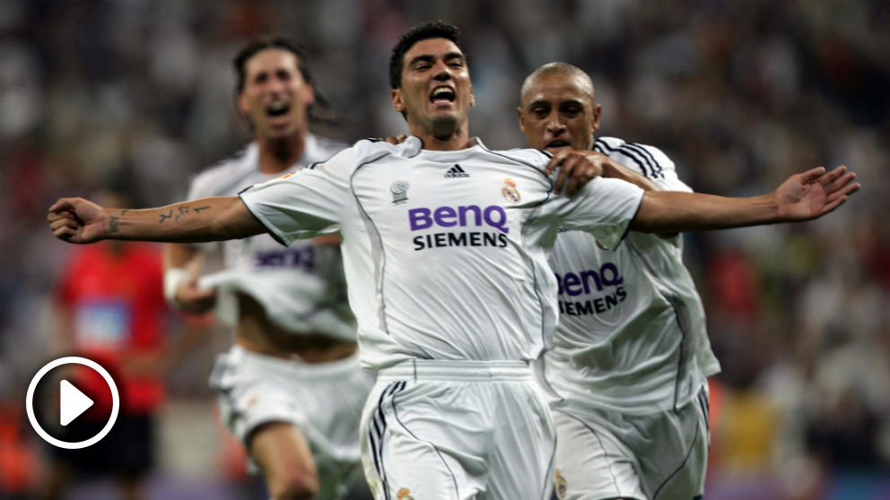 Reyes celebra el gol que le dio la Liga al Real Madrid en 2007. (AFP)