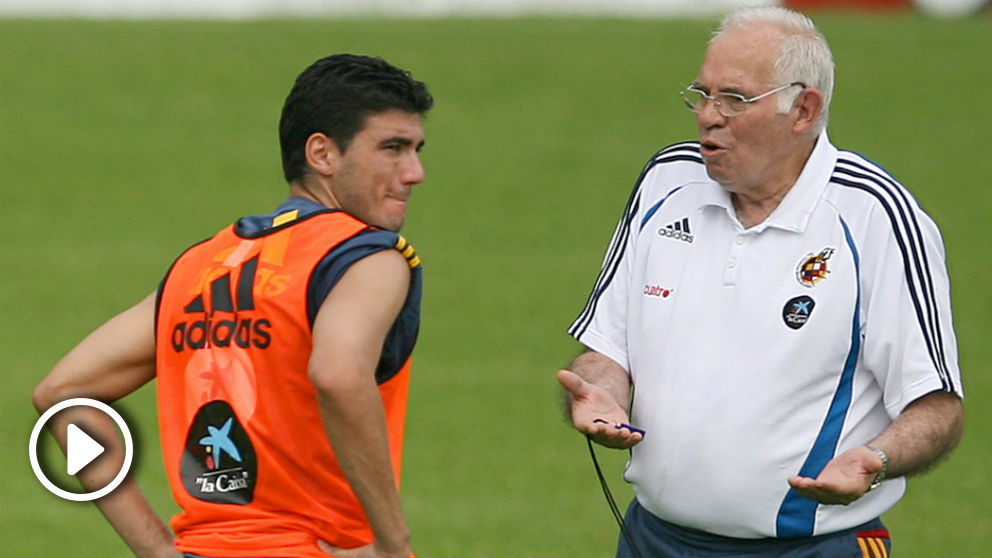 Reyes y Luis Aragonés durante un entrenamiento de la selección española. (AFP)
