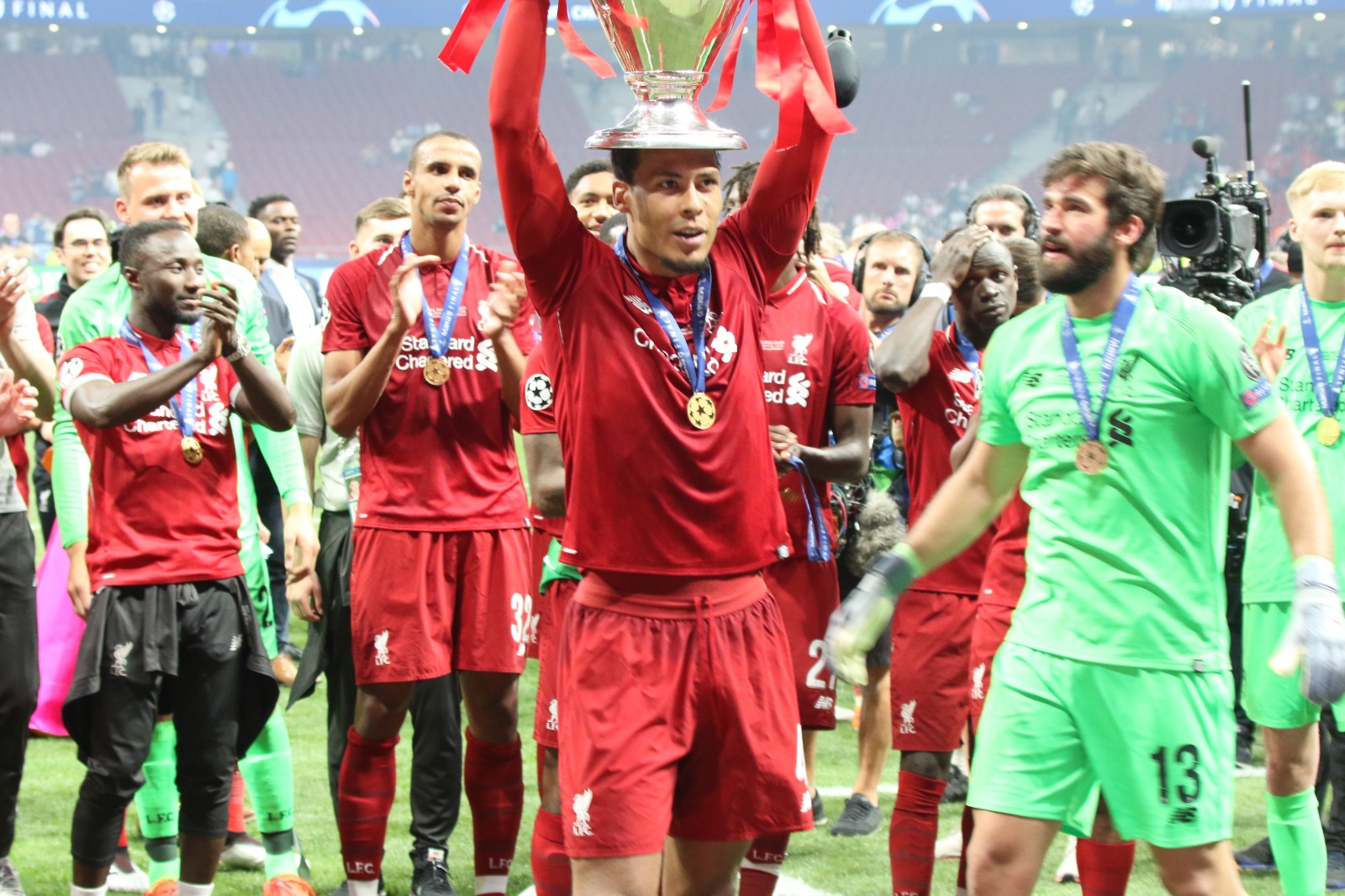 Van Dijk levanta la sexta Champions League del Liverpool. (Foto: Enrique Falcón)