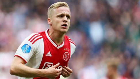 Van de Beek, en un partido del Ajax (Getty).