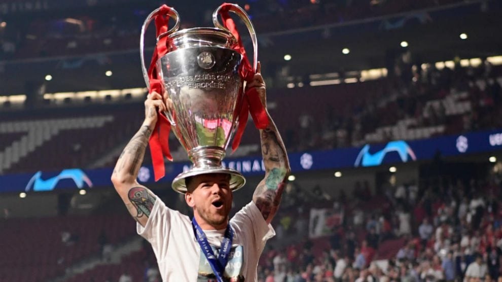 Alberto Moreno con la Champions conquistada por el Liverpool (AFP)