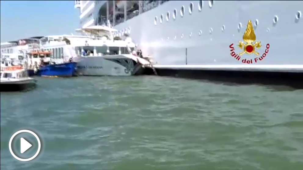 El crucero MSC Opera choca contra el muelle del puerto de Venecia.