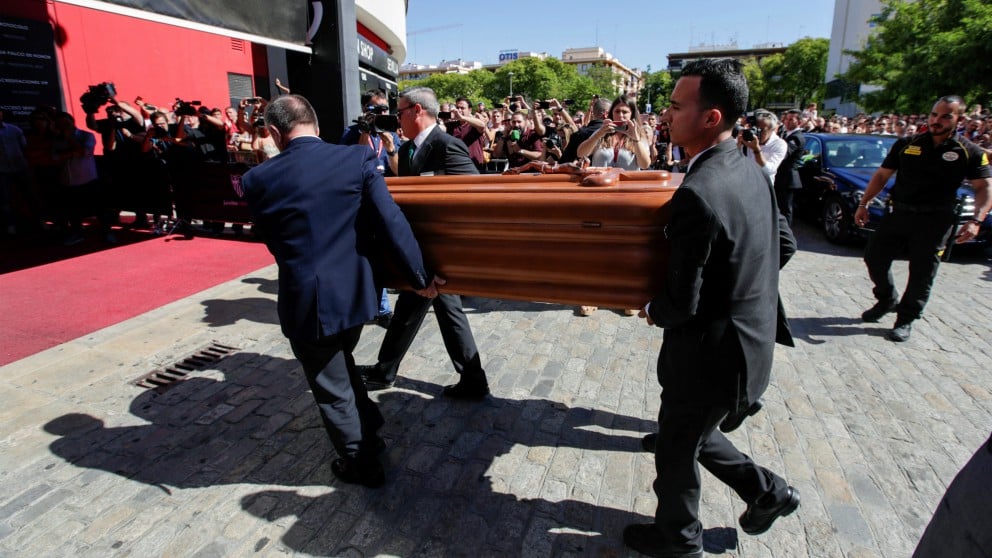 El féretro con los restos de José Antonio Reyes, a su llegada al Sánchez Pizjuán. (EFE)