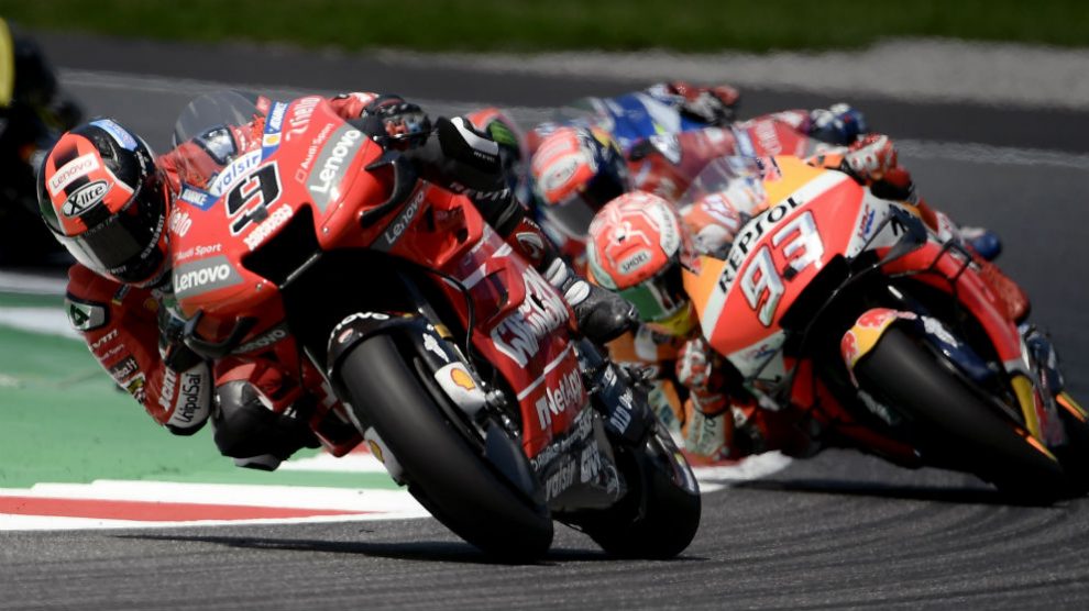 Márquez intenta atacar a Petrucci en Mugello. (AFP)