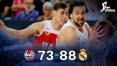 Sergio Llull entra a canasta ante la oposición de Manresa.