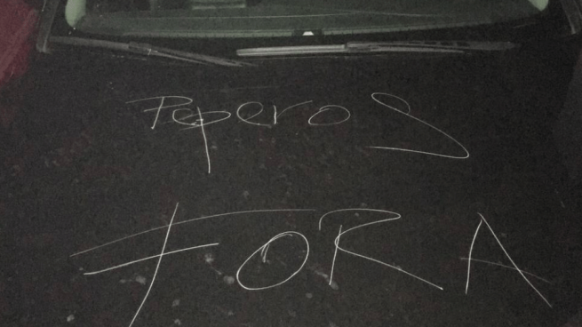 Destrozan el coche del líder de Nuevas Generaciones del PP en Orense con mensajes de «Fora Peperos»