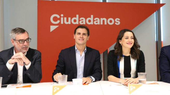 Rivera (d), junto a Arrimadas y Villegas en la Ejecutiva de Ciudadanos. (Foto: EP)