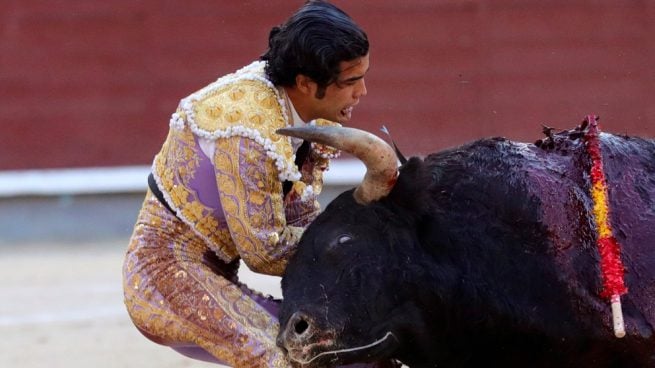 El mexicano San Román tira de valor para salvar la última novillada de la Feria de San Isidro