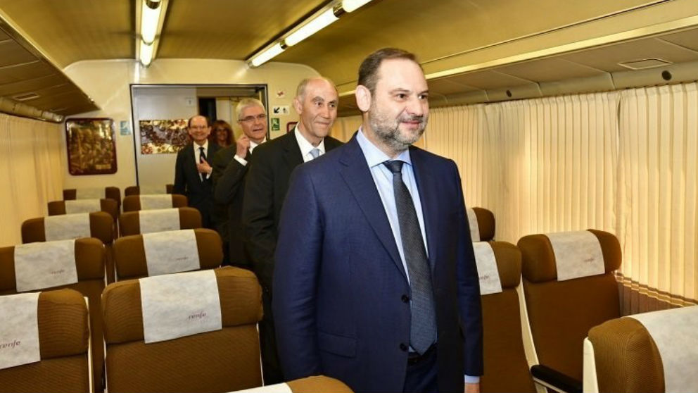 El ministro de Fomento, José Luis Ábalos, esta mañana en la Estación de Francia.