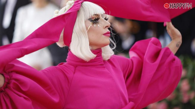 Lady Gaga se resbala en plena actuación y lo que hace para recomponerse te sorprenderá