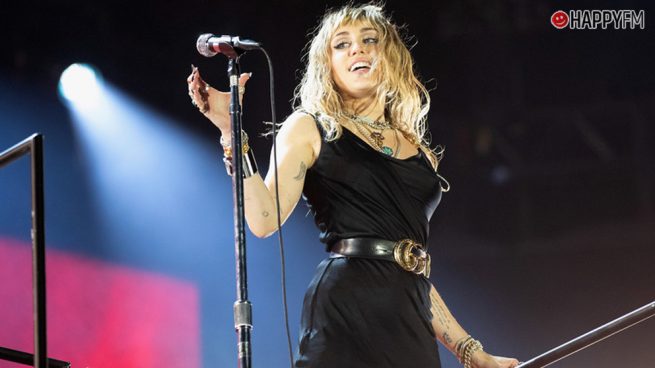 Miley Cyrus fue acosada por un fan en Barcelona y así ha reaccionado la prensa internacional
