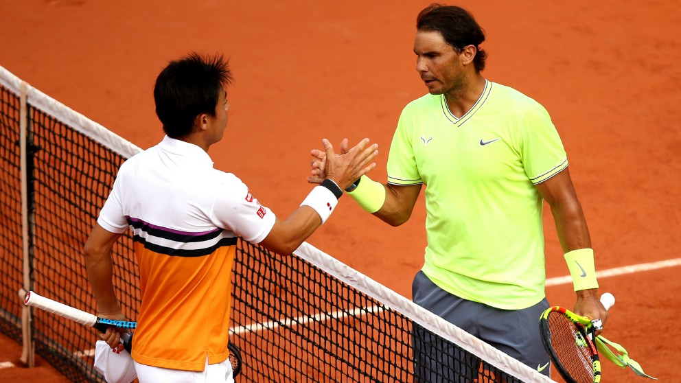 Nishikori y Nadal se saludan al término del partido. (Getty)