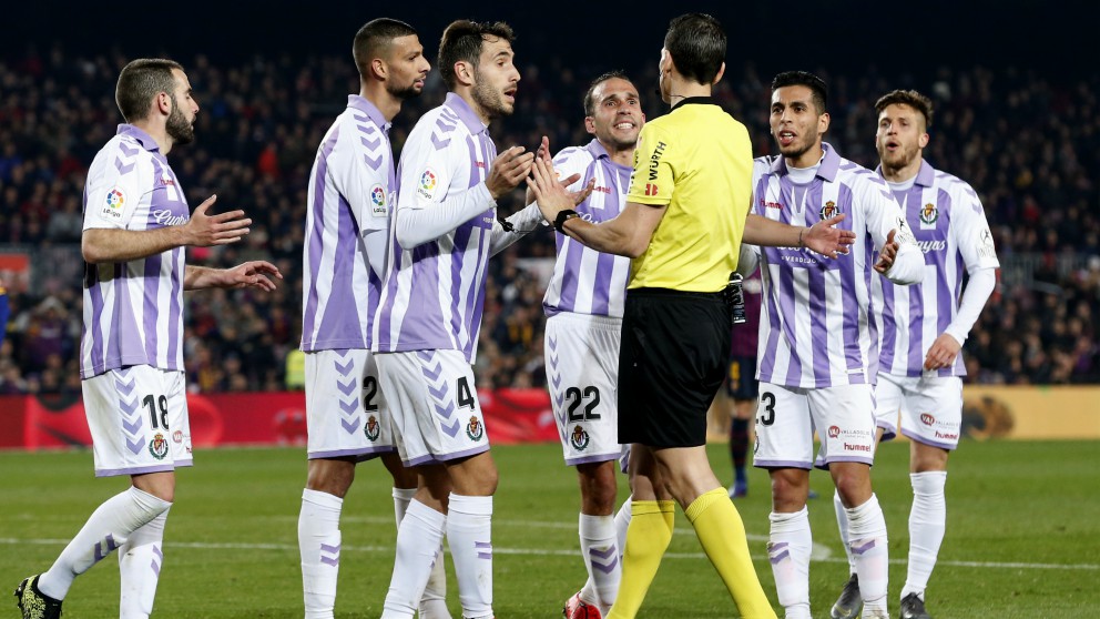 Los jugadores del Valladolid protestan una decisión arbitral. (AFP)