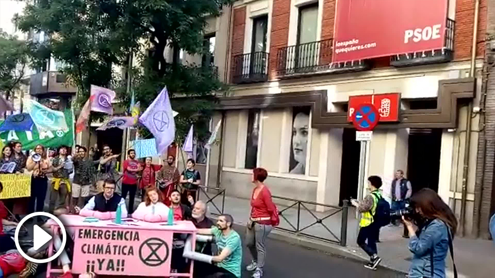 Manifestantes en la calle Ferraz esta mañana.