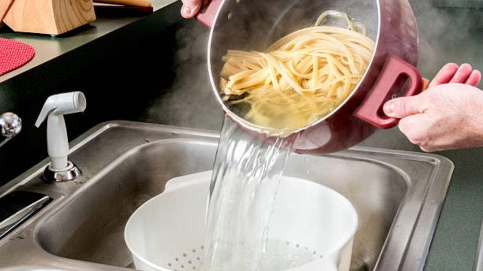 Todos los pasos para reutilizar el agua que usamos para hervir la pasta