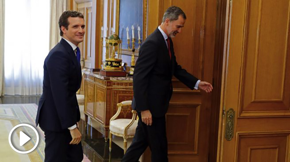 El rey Felipe VI recibe al presidente del Partido Popular, Pablo Casado, esta tarde en el Palacio de la Zarzuela. (Foto. EFE)