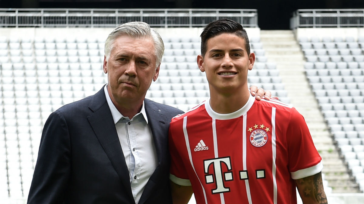 James Rodríguez, junto a Ancelotti en su presentación con el Bayern (AFP).