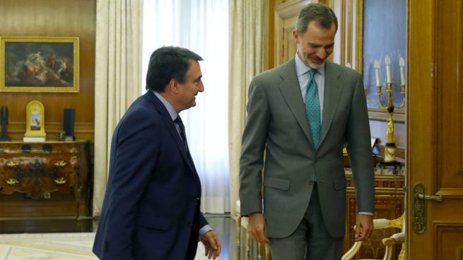 El rey Felipe VI recibiendo al portavoz del PNV en el Congreso, Aitor Esteban (i), en el Palacio de la Zarzuela. (Foto: EFE)