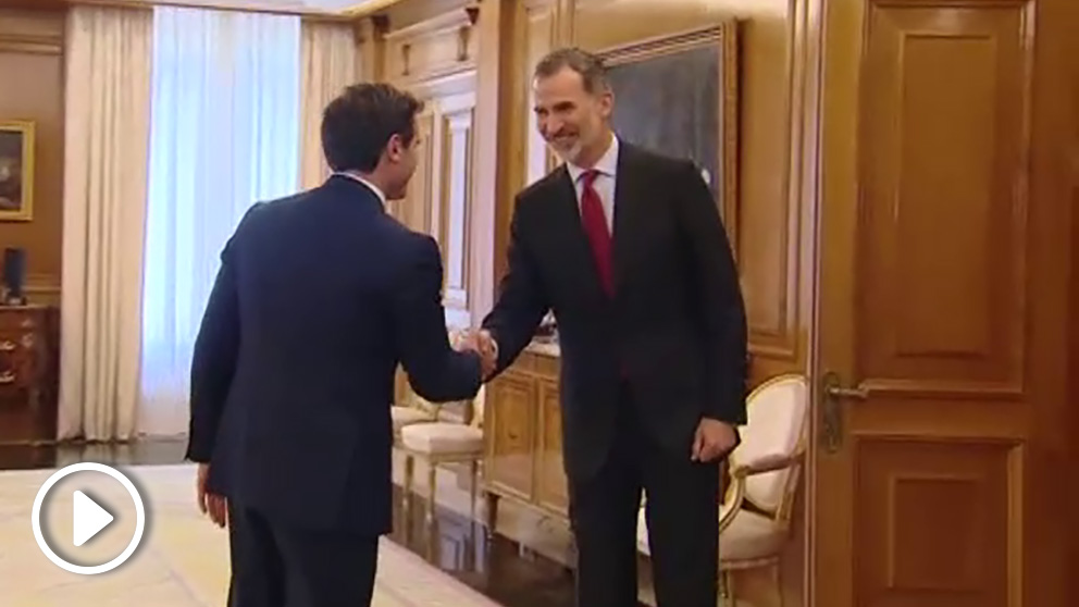 Albert Rivera saluda al Rey Felipe VI.
