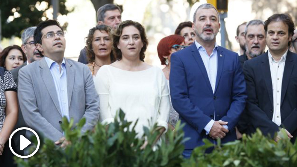 Gerardo Pisarello, Ada Colau, Jaume Collboni y otros miembros del Ayuntamiento de Barcelona. (Foto: AFP)
