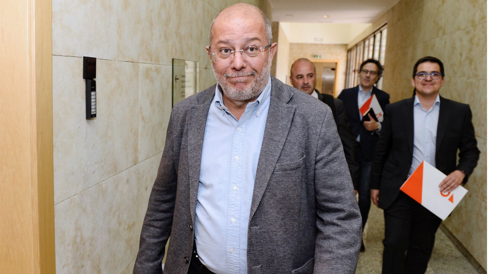 Francisco Igea (i), acompañado de Espejo y otros negociadores de la formación naranja. (Foto: EFE)