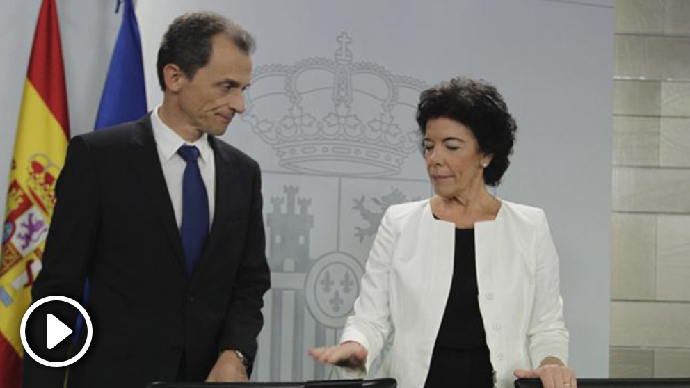 Los ministros Isabel Celaá y Pedro Duque en la rueda de prensa posterior al Consejo de Ministros (Foto: Francisco Toledo).