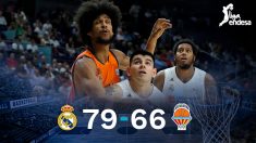 Deck y Labeyrie pelean por un balón durante el Real Madrid-Valencia Basket.