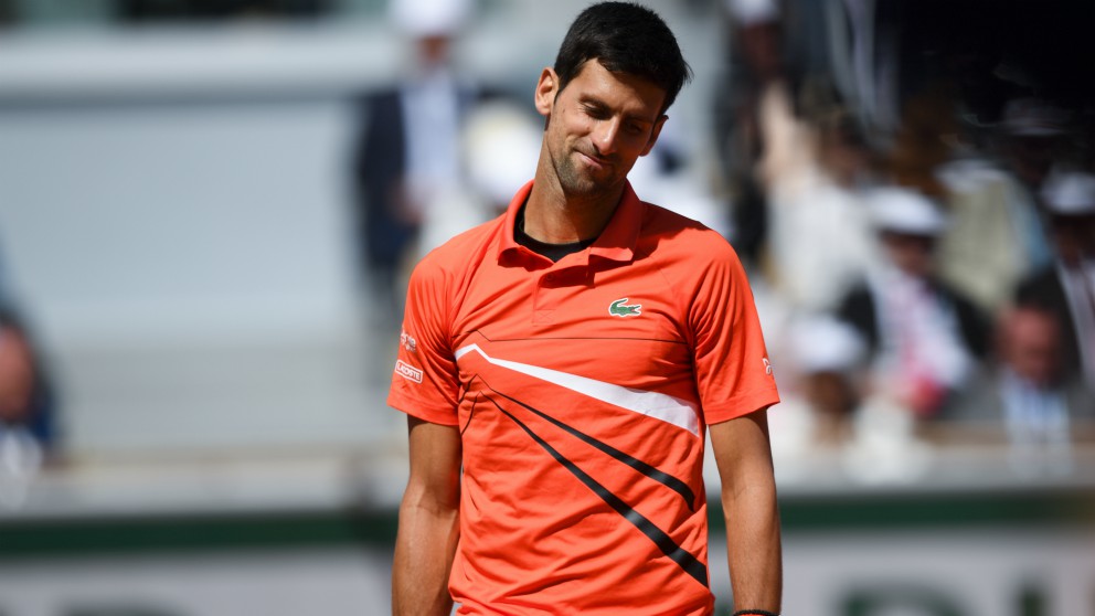 Novak Djokovic se lamenta en el choque frente a Thiem en Roland Garros. (AFP)