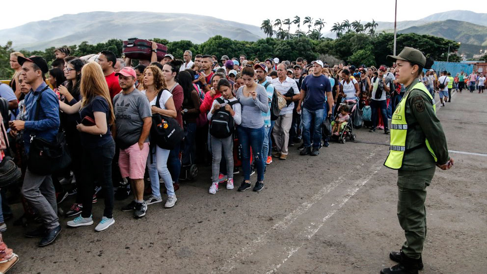 Miles de venezolanos esperan para cruzar la frontera de Venezuela con Colombia en el Estado de Táchira. Foto: AFP