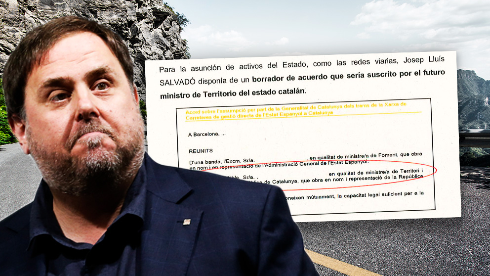 El ex vicepresidente de la Generalitat Oriol Junqueras, junto al borrador de uno de los decretos elaborados por su departamento.