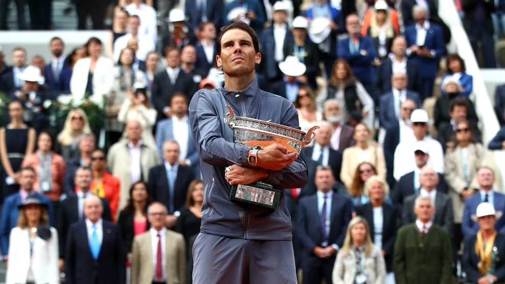 Nadal, con el trofeo de campeón de Roland Garros. (Getty)