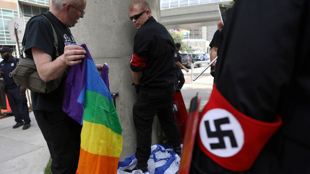 Un miembro de un grupo nazi irrumpe en el Orgullo Gay de Detroit y orina en una bandera israelí. Foto: Twitter