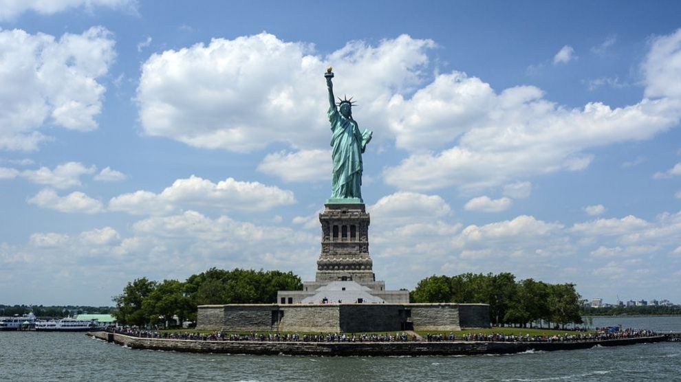 El 17 de junio de 1885 llega a Nueva York, la Estatua de la Libertad como un regalo de Francia