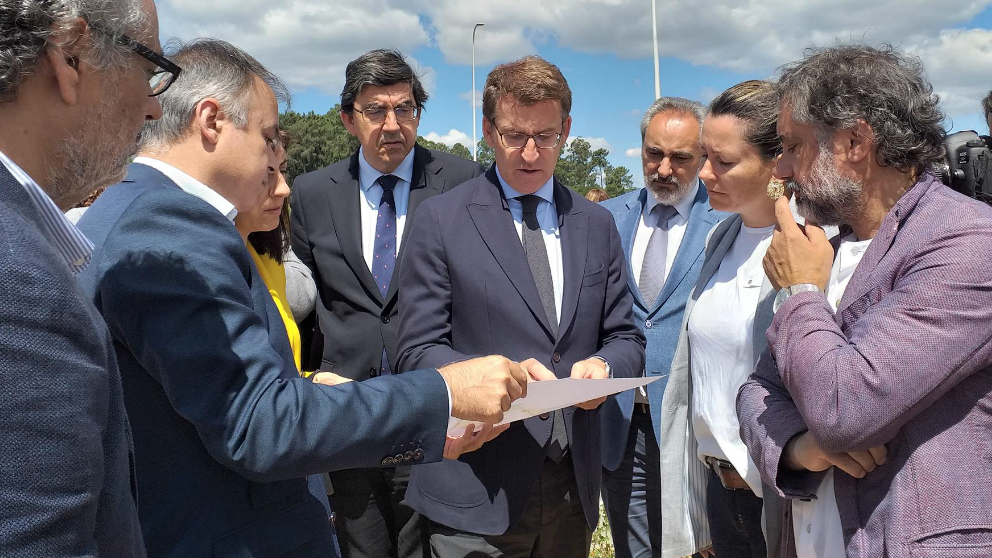 Alberto Núñez Feijóo, este lunes en las obras de la plataforma logística de Vigo.