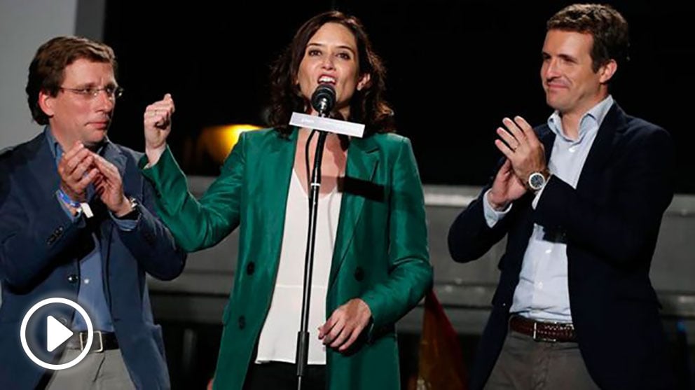 El presidente del Partido Popular Pablo Casado (d), y los candidatos del PP a la Comunidad de Madrid, Isabel Díaz Ayuso (c), y al Ayuntamiento, José Luis Martínez-Almeida (i), celebran los resultados electorales en la sede de los populares, en Madrid. Foto: EFE