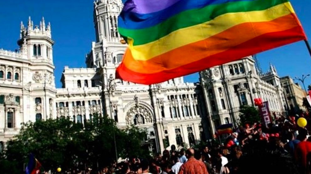 El Ayuntamiento de Madrid con una bandera del orgullo gay. Foto:EP