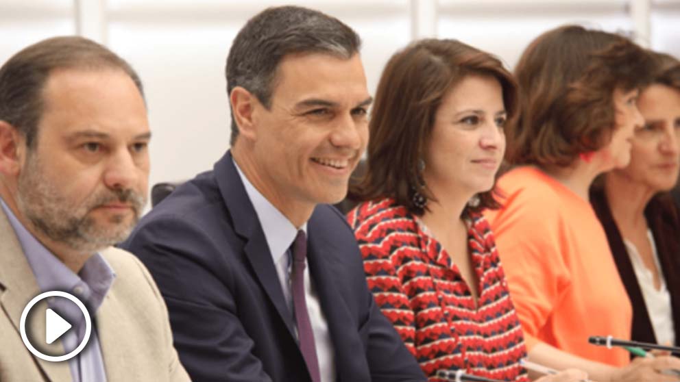 Pedro Sánchez junto a José Luis Ábalos y Adriana Lastra. @Twitter
