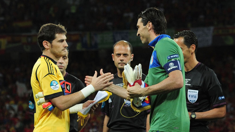 Casillas-y-Buffon-se-saludan-antes-de-la-final-de-la-Eurocopa-2012-(Getty)