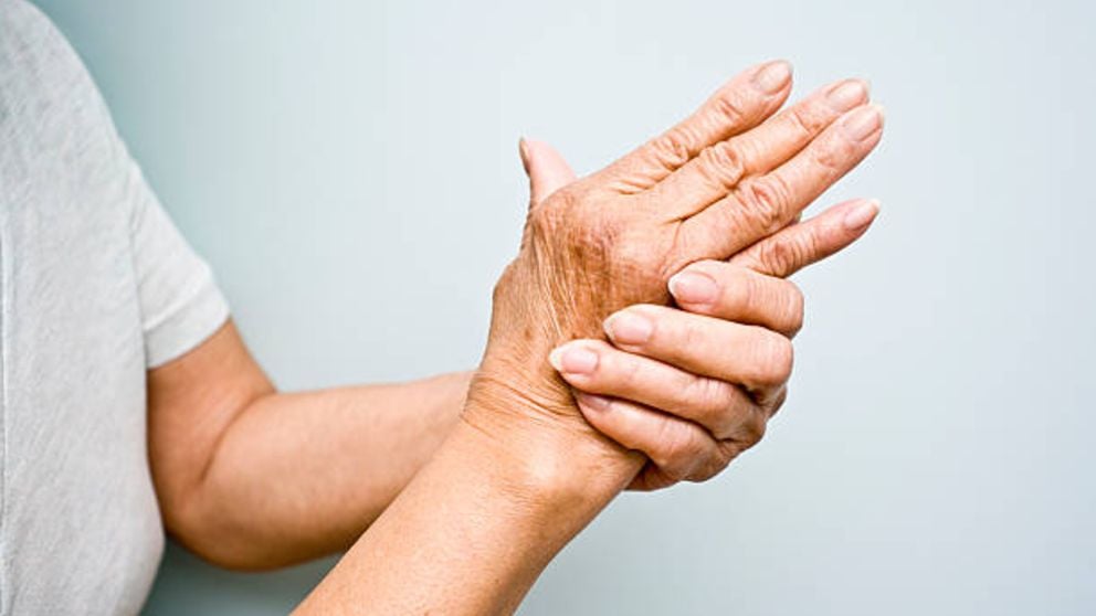 Una persona padece artritis reumatoide.