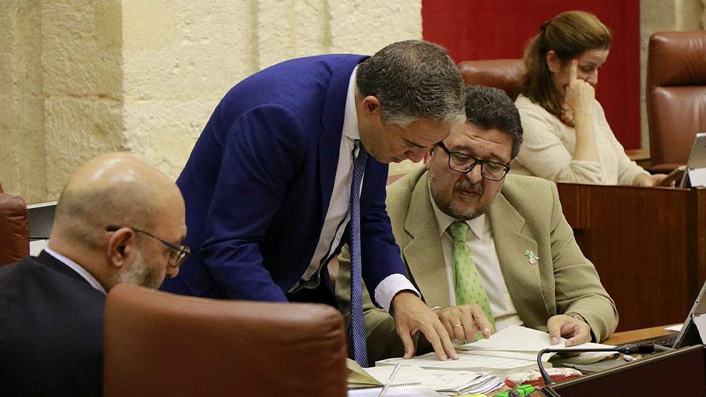 Elías Bendodo (PP) y Francisco Serrano (Vox) negocian en el Pleno.